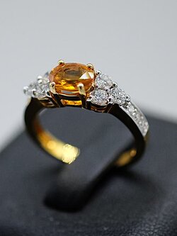 แหวนบุศราคัมนำโขงล้อมเพชร แหวนพลอยล้อมเพชรสำหรับสุภาพสตรีครับ