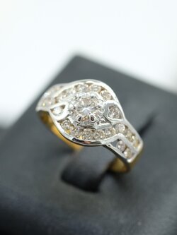 แหวนเพชรสำหรับสุภาพสตรีลวดลายเกสรดอกไม้ เพชรน้ำ98 ตัวเรือนทอง18K