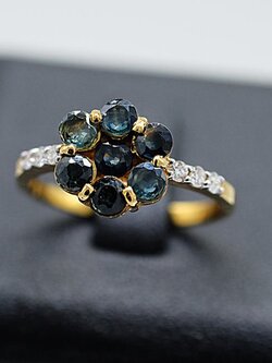 แหวนพลอยไพลินล้อมเพชรประกบหน้าดอกไม้ สำหรับสุภาพสตรีครับ ตัวเรือนทอง14Kหรือ 58.5% เปอร์เซนต์ทอง