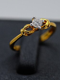 แหวนเพชรเม็ดเดี่ยว สำหรับสุภาพสตรี จะเลือกใช้เป็นแหวนแต่งงานก็ได้นะครับ