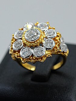 แหวนทรงโบราณงานแบบไทย หน้ากว้าง สำหรับสุภาพสตรีครับ ตัวเรือนทอง9K หรือ 37.5% เปอร์เซนต์ทองครับ