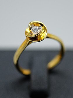 แหวนเพชรเม็ดชูรูปดอกกุหลาบ สำหรับสุภาพสตรีครับ