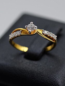 แหวนเพชรเม็ดเดี่ยวพร้อมเพชรบ่าข้าง สำหรับสุภาพสตรีครับ