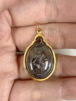 จี้พระหลวงพ่อคูณ รุ่นรวยไม่เลิก ปี 37