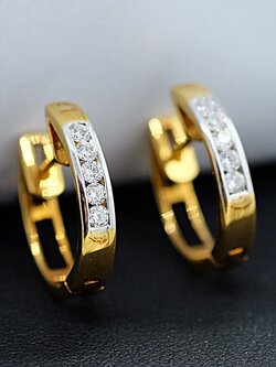 ต่างหูเพชรรูปแบบห่วง แบบเรียบหรู สำหรับสุภาพสตรีครับ