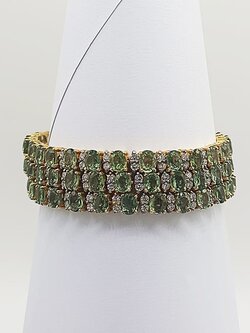 สร้อยข้อมือเขียวส่องล้อมเพชรบนตัวเรือนทอง9K 3แถว สำหรับสุภาพสตรีครับ