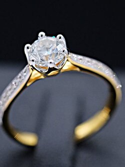 แหวนเพชรเม็ดเดี่ยวไซส์80ตัง ตัวเรือนทอง18K สำหรับสุภาพสตรี เพชรเม็ดกลางขาวมิลค์กี้