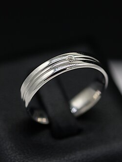 แหวนเพชรตัวเรือนทองขาว 18K ฝังเพชรขนาด3ตัง1เม็ด สำหรับสุภาพบุรุษเน้นเรียบง่ายครับ