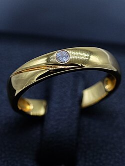 แหวนเกลี้ยงฝังเพชร1เม็ด สำหรับสุภาพบุรุษ ราคาเริ่มต้นไม่สูงมากครับ