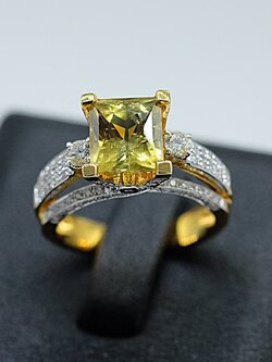 แหวนพลอยPeridot ล้อมเพชร สำหรับสุภาพสตรีครับ