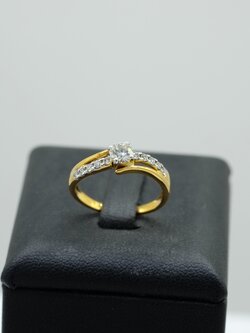 แหวนเพชรแท้ ตัวเรือนทอง18K เพชรเม็ดกลางขนาด30ตัง เพชรน้ำ98 คุณภาพดีเหลี่ยมคมชัดครับ