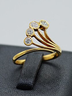 แหวนเพชรรูปใบพัดสำหรับสุภาพสตรี