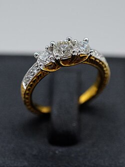 แหวนเพชรเแถวเม็ดชูพร้อมเพชรฝังบ่าข้าง สำหรับสุภาพสตรีครับ