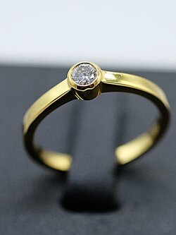 แหวนเพชรเม็ดเดี่ยว ฝังหุ้ม ตัวเรือนทอง14K สำหรับสุภาพสตรี