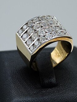 แหวนเพชรแถวหน้ากว้าง สวมใส่ได้ทั้งสุภาพบุรุษและสุภาพสตรีครับ ตัวเรือนทอง9K หรือ 37.5% เปอร์เซนต์ทองครับ