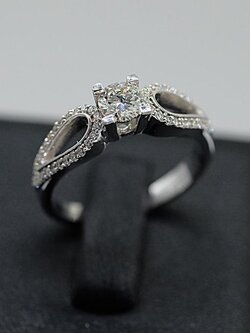 แหวนเพชรเม็ดชูสำหรับสุภาพสตรี พร้อมฝังเพชรบ่าข้าง เสริมมิติให้แหวน