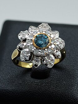 แหวนเพชรบลูไดมอนด์ ฝังรูปดอกไม้บนตัวเรือนทอง9K หรือ 37.5% เปอร์เซนต์ทองครับ สำหรับสุภาพสตรี