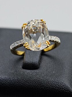 พลอยขาวล้อมเพชรสำหรับสุภาพสตรีครับ