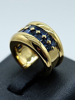 แหวนไพลินล้อมครึ่งรอบวง สำหรับสุภาพสตรี เป็นอัญมณีที่สีสวยเล่นไฟคมชัดมากครับ