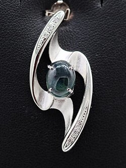 จี้ไพลินฝังเพชรบนตัวเรือนทองคำขาว สำหรับสุภาพสตรีครับ