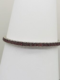 สร้อยข้อมือโกเมนฝังบนตัวเรือนทอง18K สำหรับสุภาพสตรีครับ