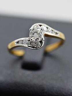 แหวนเพชรเม็ดเดี่ยวพร้อมเพชรบ่าข้างฝังแบบไขว้