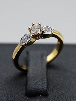 แหวนเพชรเม็ดชูสำหรับสุภาพสตรีครับ สวมใส่เป็นแหวนหมั้นแหวนแต่งงานได้ครับ