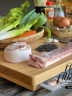 เขียงไม้บราซิล L หนา 35 mm. มีขาตั้ง พร้อมถาด แขวนได้ ขนาด W30 x L40 x H 6.0 Cms.