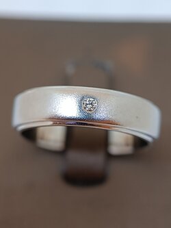 แหวนทรงปอกมีดพ่นทรายพร้อมฝังเพชรเม็ดกลางขนาด3ตัง ตัวเรือนทองขาว9K