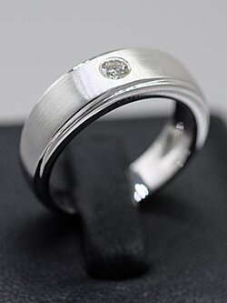 แหวนเพชรทรงปอกมีด สำหรับสุภาพบุรุษตัวเรือนหนาแข็งแรงครับ