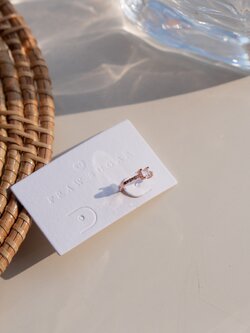 Mini Gorgeous Earcuff - ต่างหูแบบเกี่ยวคริสตัลเดี่ยวขนาดเล็ก (มี 3 สี)