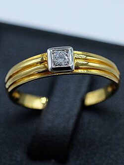 แหวนเพชรเม็ดเดี่ยว สวมใส่ได้ทั้งสุภาพบุรุษและสตรี แหวนหน้าไม่กว้างมากตัวเรือนกะทัดรัด