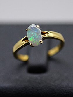 แหวนโอปอล์ฝังบนตัวเรือนทอง สำหรับสุภาพสตรีครับ