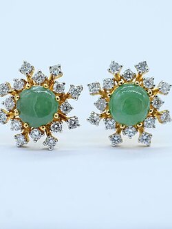 ต่างหูหยกพม่าแท้ล้อมเพชร สำหรับสุภาพสตรีครับ