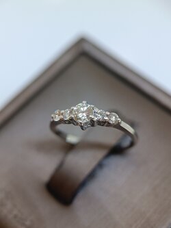 แหวนเพชรเม็ดเดี่ยว สำหรับสุภาพสตรี ใช้เป็นแหวนหมั้น แหวนแต่งงานครับ