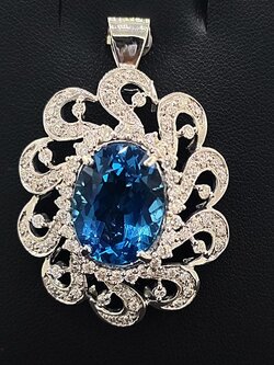 จี้เพชรลอนดอนบลูโทพาสสำหรับสุภาพสตรีครับ ตัวเรือนทอง9K หรือ 37.5% เปอร์เซนต์ทองครับ