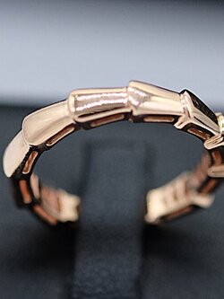 แหวนทอง9K เป็น Pinkgold ลายงู สำหรับสุภาพสตรีครับ