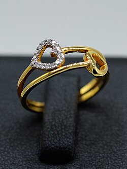 แหวนเพชรหัวใจสองดวงสื่อรักสำหรับสุภาพสตรีครับ ตัวเรือนทอง9K หรือ 37.5% เปอร์เซนต์ทองครับ