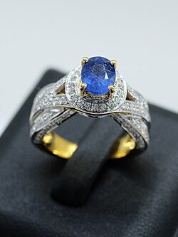 แหวนพลอยไพลินเม็ดชูล้อมเพชร สำหรับสุภาพสตรีครับ