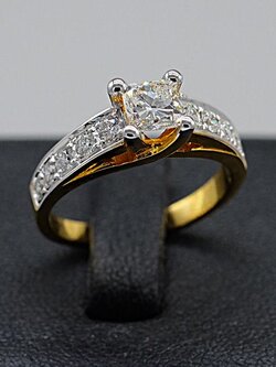 แหวนเพชรเม็ดชู มาพร้อมบ่าข้าง สำหรับสุภาพสตรีครับ