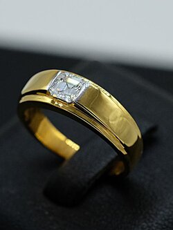 แหวนเพชรเม็ดเดี่ยว เพชรแฟนซี Asscher ตัวเรือนทองสำหรับสุภาพบุรุษครับ