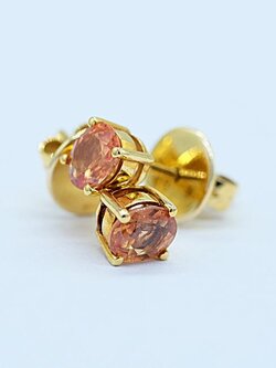 ต่างหูพลอยบุศราคัมบนตัวเรือนทอง9K หรือ 37.5% เปอร์เซนต์ทองครับ สำหรับสุภาพสตรีครับ