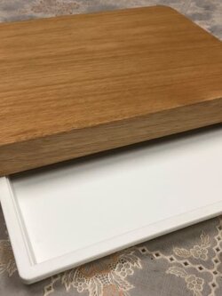 เขียงไม้บราซิล M1 หนา 35 mm. มีขาตั้ง พร้อมถาด แขวนได้ ขนาด W25 x L36 x H 6.0 Cms.