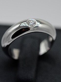 แหวนเพชรทรงปอกมีดฝังเพชร1เม็ดสำหรับสุภาพสตรีครับ