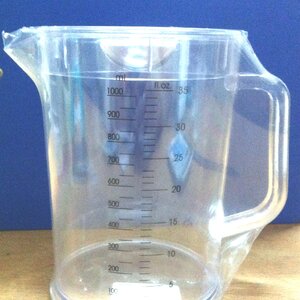 ถ้วยตวงและแกลลอนใส่ปุ๋ย