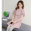 เสื้อคลุมท้องสีชมพู ปักลายที่อก คอกลม มีกระดุมแกะได้ที่อก มีสายผูกหลัง+เลกกิ้งสีเทา ใส่สบายมากๆค่ะ