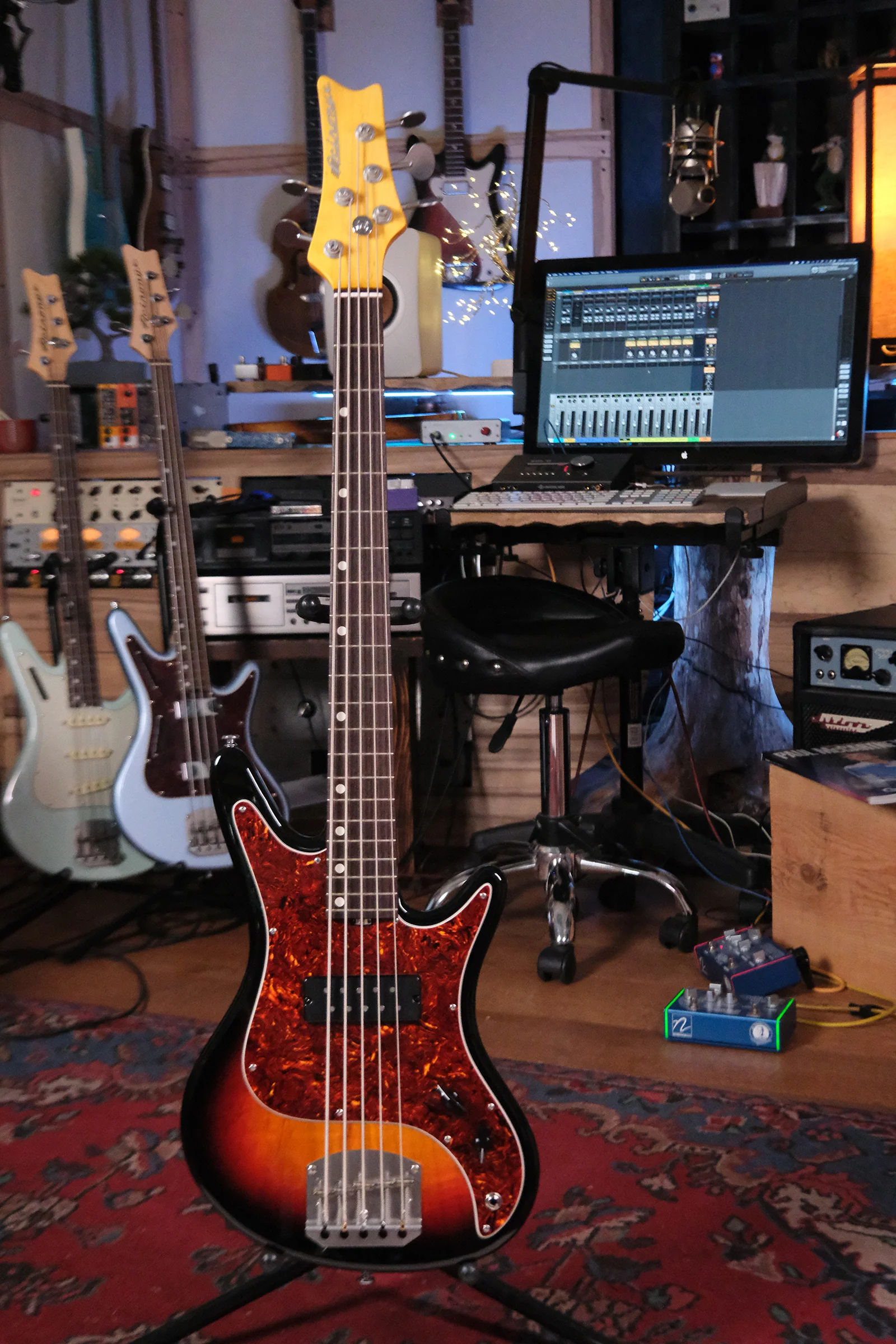 Acinonyx V Short Scale Bass Guitar - Faded 3-Tone Sunburst