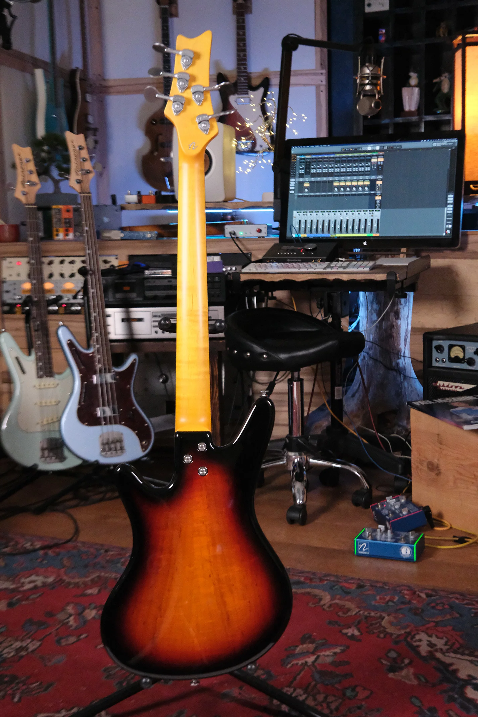 Acinonyx V Short Scale Bass Guitar - Faded 3-Tone Sunburst